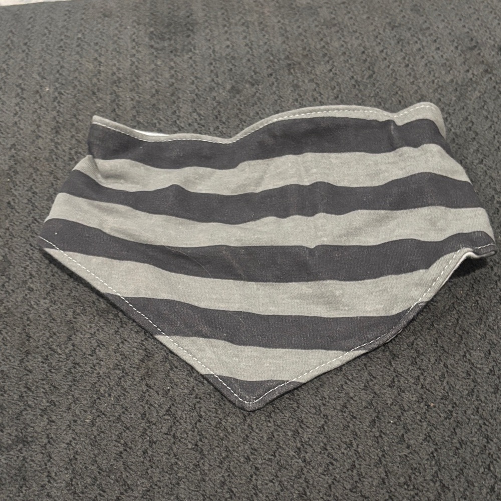 🟢10/$10 - Striped Gray and Black bib